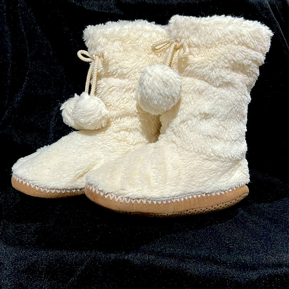 Old Navy Sz L (1-2) Fuzzy Cream colored Slippers with Pom-Pom tassels. Like new.